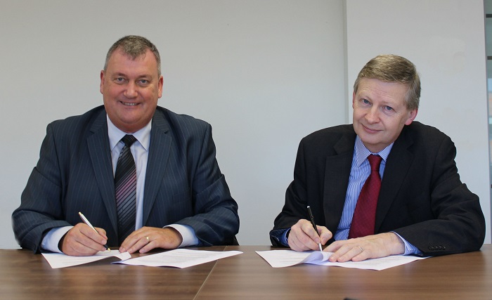 Niall Byrne, PSI and trevor Patterson, PSNI signing a Memorandum of Understanding 